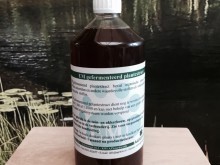 Foto van een fles Plantenextract verkrijgbaar bij DeDuurzameTuin.nl