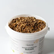 Close-up van vochtige Natuly Bio Bokashi voor grazers en pluimvee