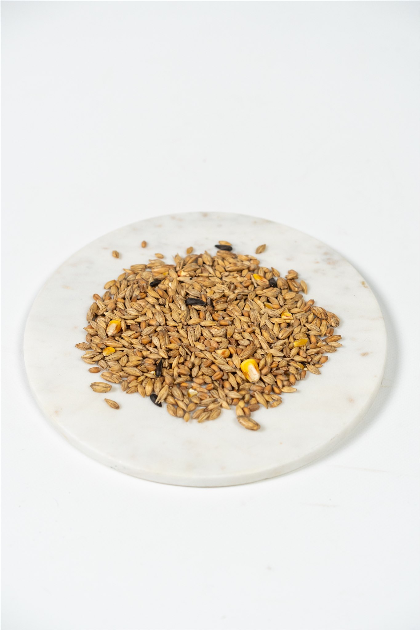 Close-up van Natuly Biologische Granenmix met gerst, spelt, tarwe, maïs en zonnebloemzaad