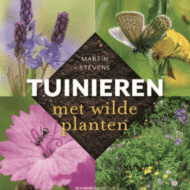 Tuinieren met wilde planten is een boek dat verkrijgbaar is bij DeDuurzameTuin.nl