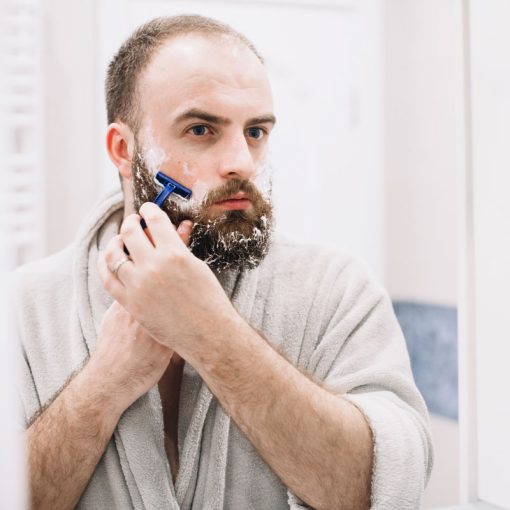 Baard nat scheren voor spiegel