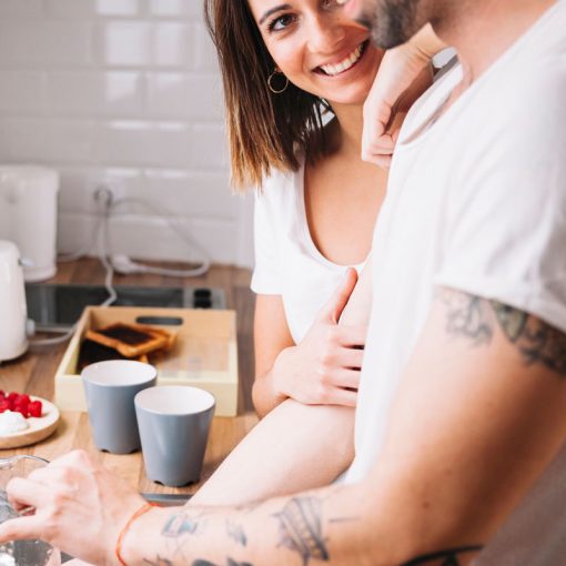 Vrouw blij met afwassende man