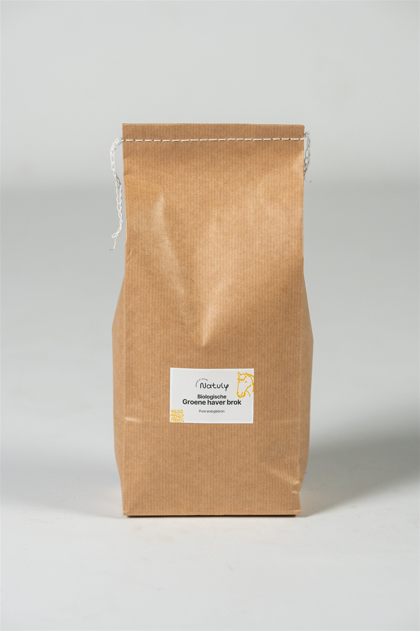 Groene haver brokken in zak van Natuly voor gezonde paarden