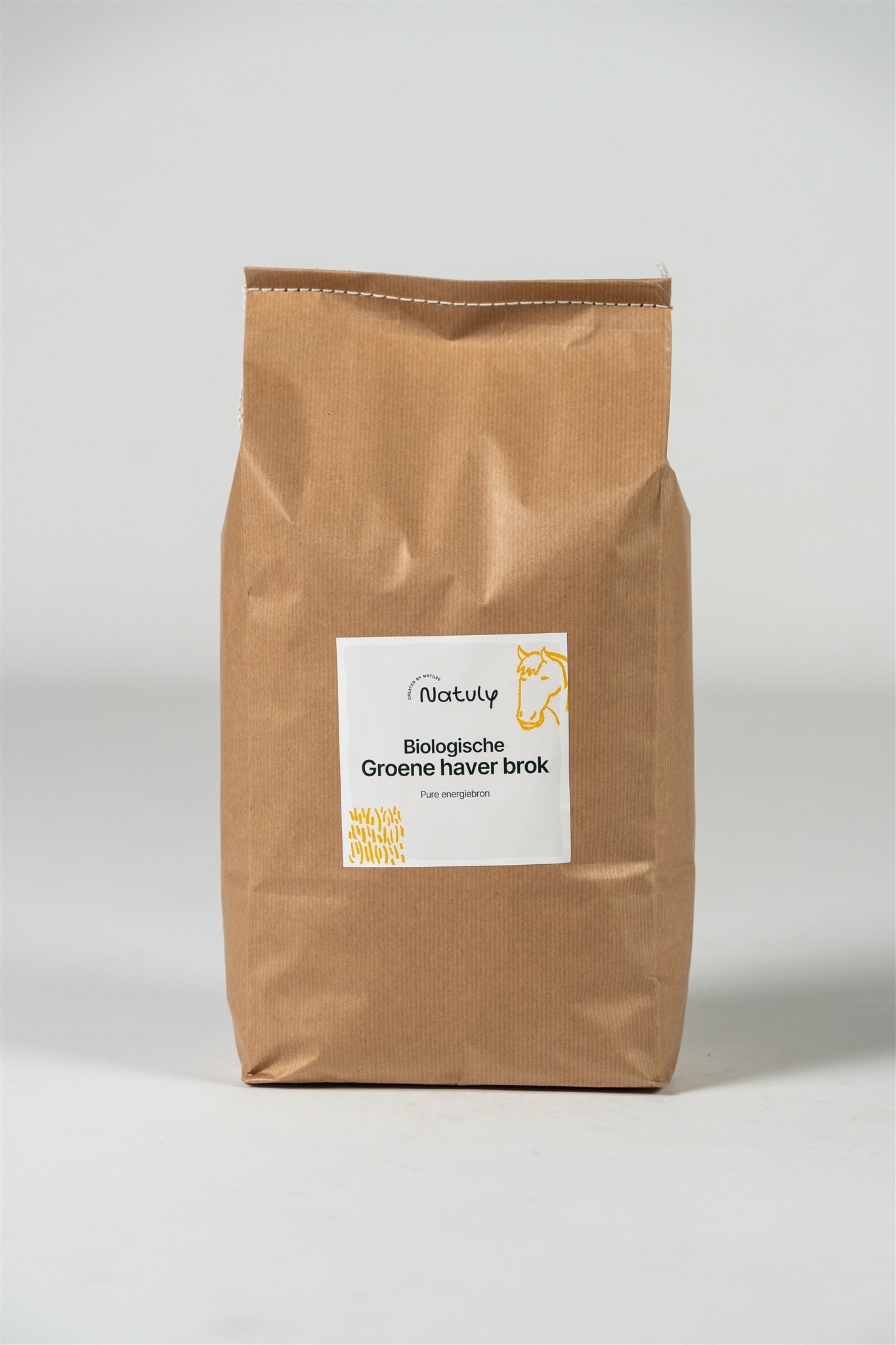 Groene haver brokken in zak van Natuly voor gezonde paarden