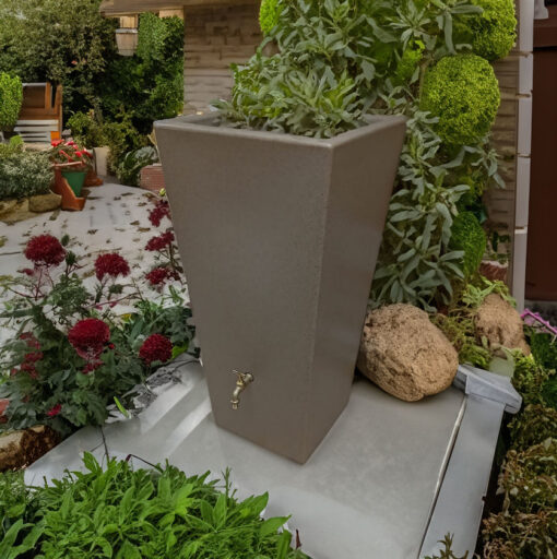 Regenton Londen geplaatst in moderne tuin – duurzaam water opvangen in stijl