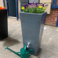 Regenton Londen geplaatst in moderne tuin – duurzaam water opvangen in stijl