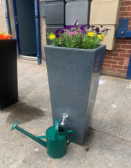 Regenton Londen geplaatst in moderne tuin – duurzaam water opvangen in stijl