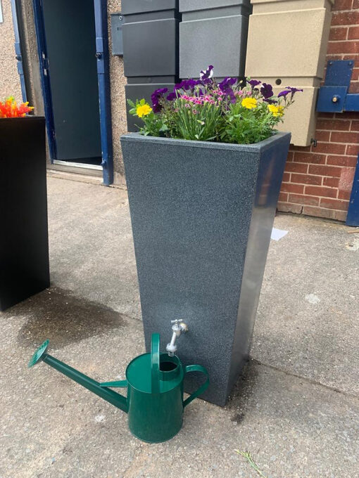 Regenton Londen geplaatst in moderne tuin – duurzaam water opvangen in stijl
