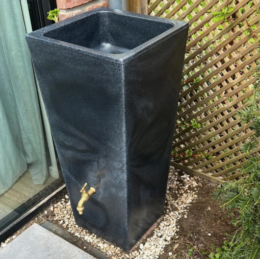 Regenton Londen geplaatst in moderne tuin – duurzaam water opvangen in stijl