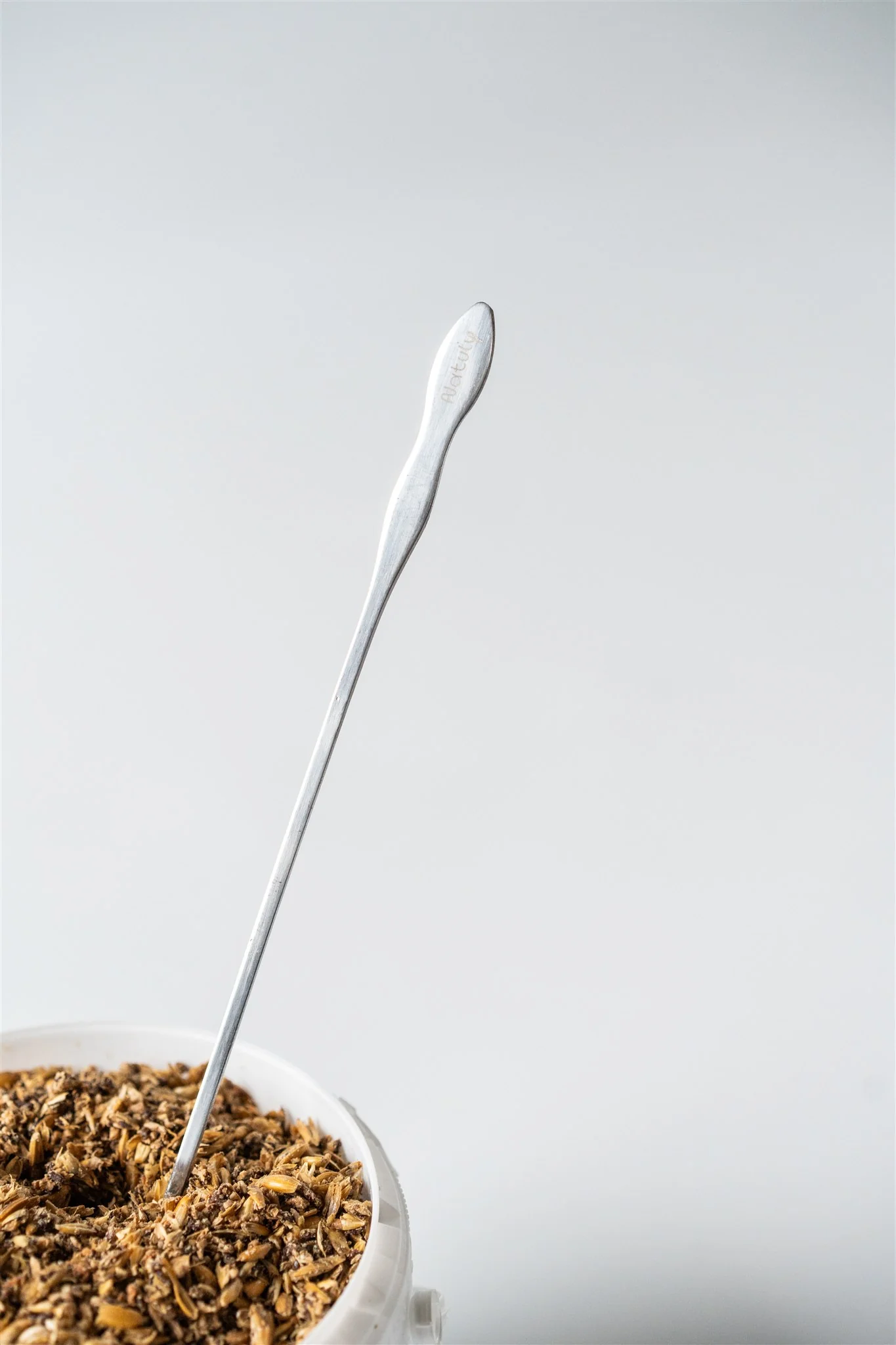 Natuly Bokashi lepel in een geopende pot Bokashi