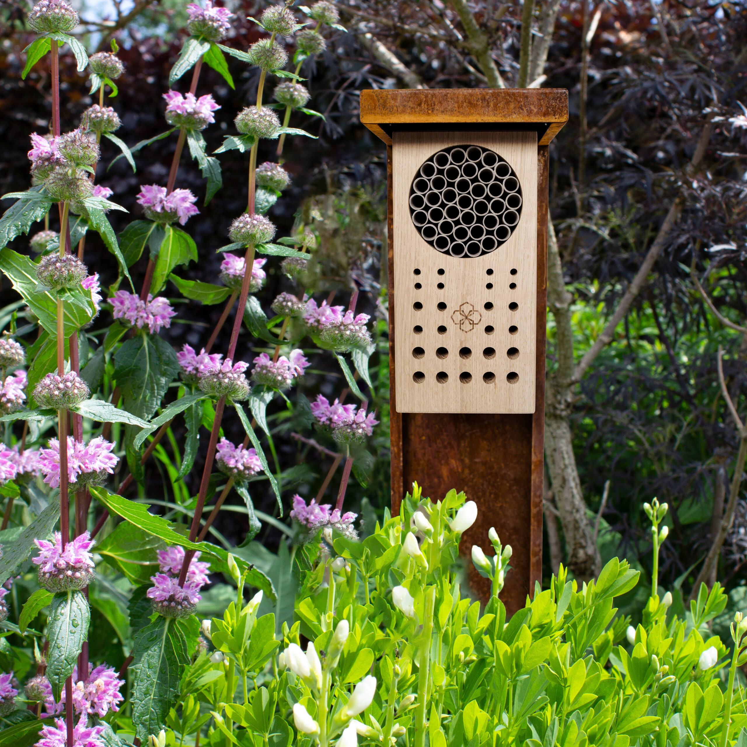Detail van de nestopeningen in het Bee&Bee bijenhotel