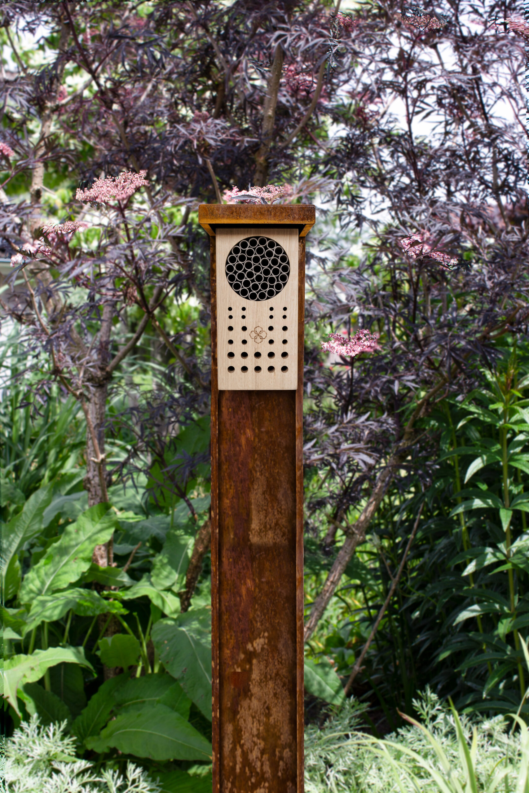Bee&Bee cortenstalen bijenhotel tussen bloemen in de tuin