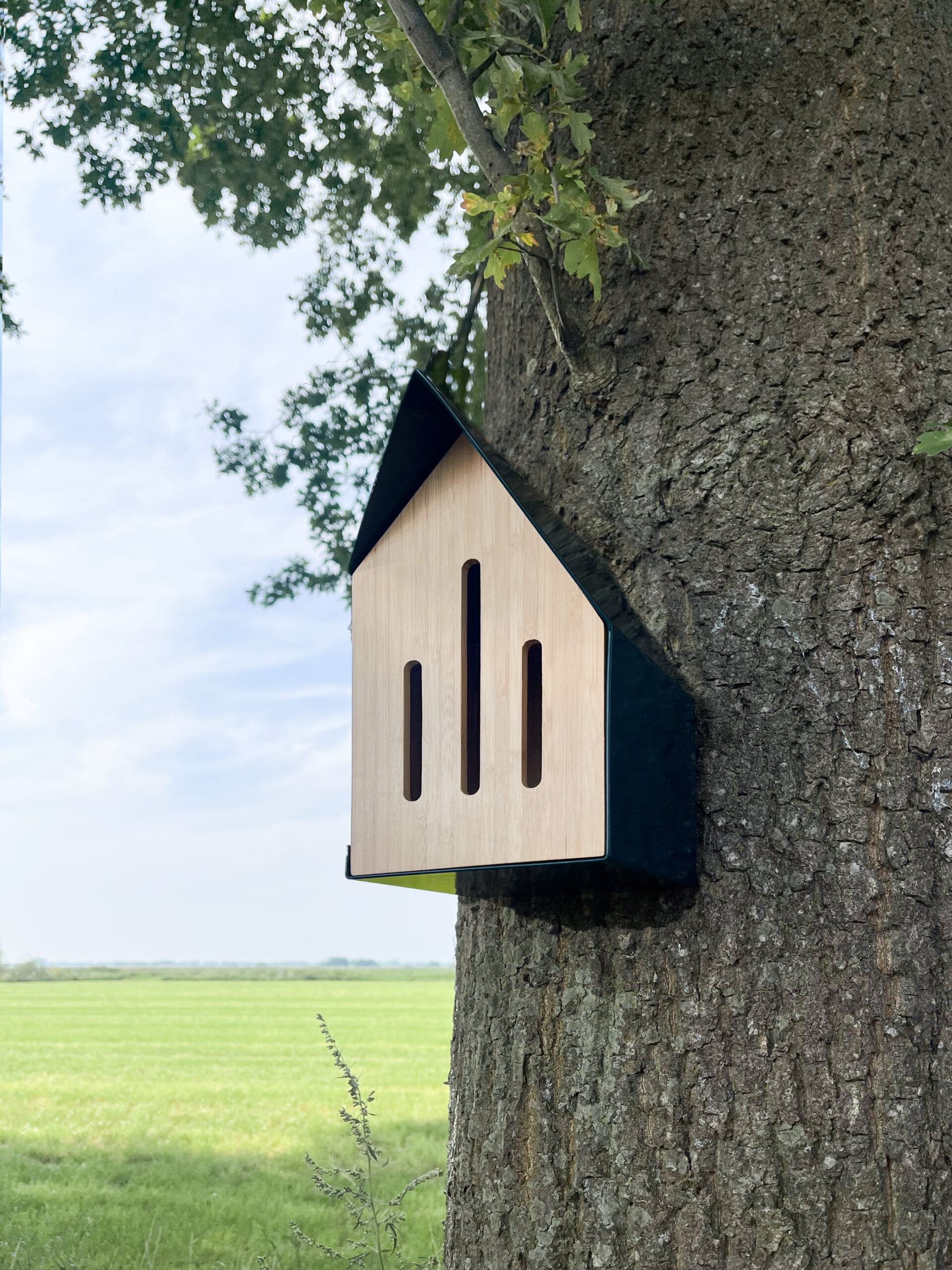 Heeej Happy Butterfly House vlinderhuisje in een groene tuin