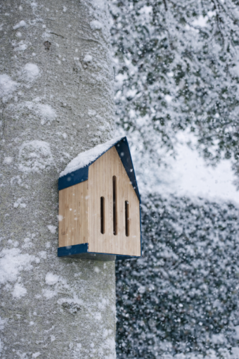 Heeej Happy Butterfly House vlinderhuisje in een besneeuwde tuin